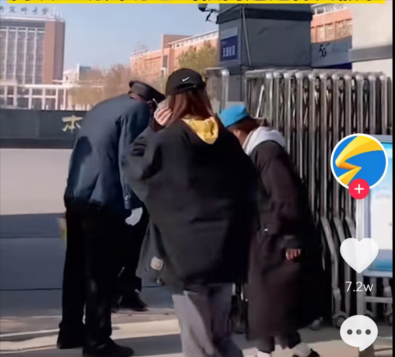 山西运城：女大学生在校门口给保安跳舞，保安：我该放她们出去吗