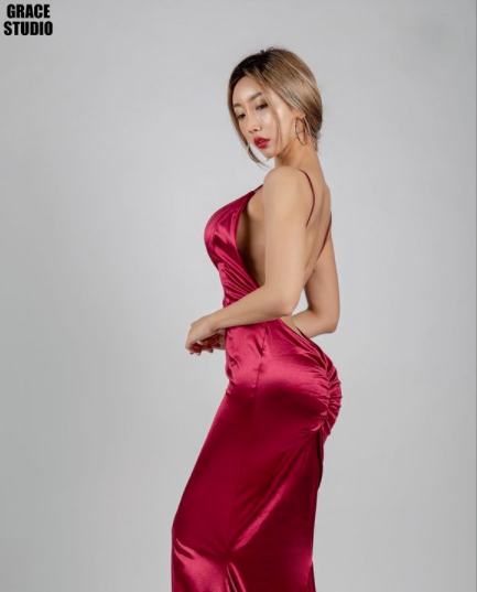 E杯“OL女神”翘臀美腿引疯传！极品火辣视角够迷人