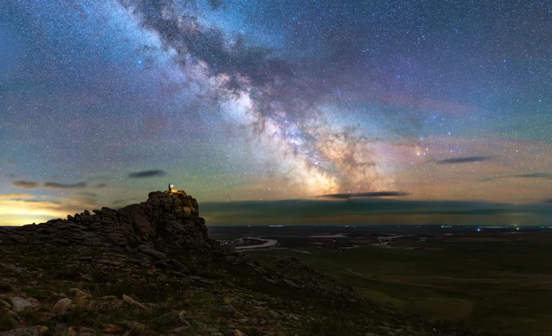 星空照片(“追星”8年，广西摄影师拍下璀璨星河，让无数人领略星空震撼之美)