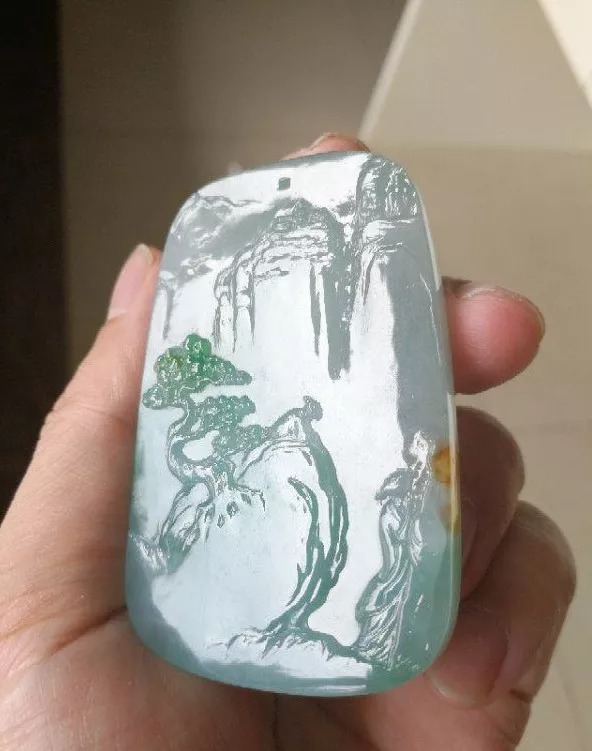 我是玉雕师,把飘绿色的翡翠雕刻成山水挂件,成品精致迷人