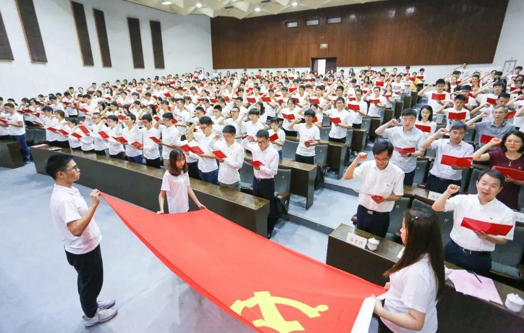 大学入党有“硬核”要求，早准备早“享受”，看看你是否符合？