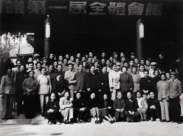 中国历届主席名单(1949年，主持人宣布了毛主席当选为第一任主席，一时间举国欢庆)