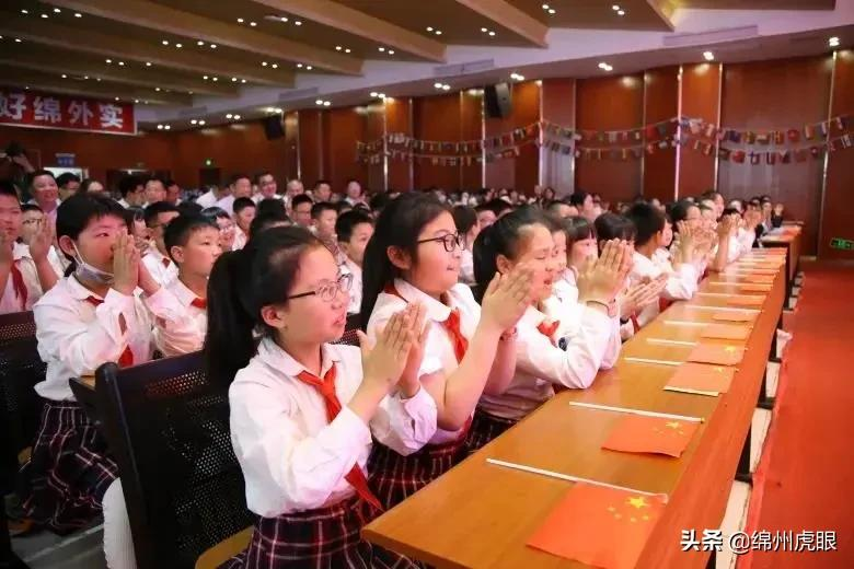 好心疼！绵阳十二三岁的娃娃，竟被学校赶下田去插秧子