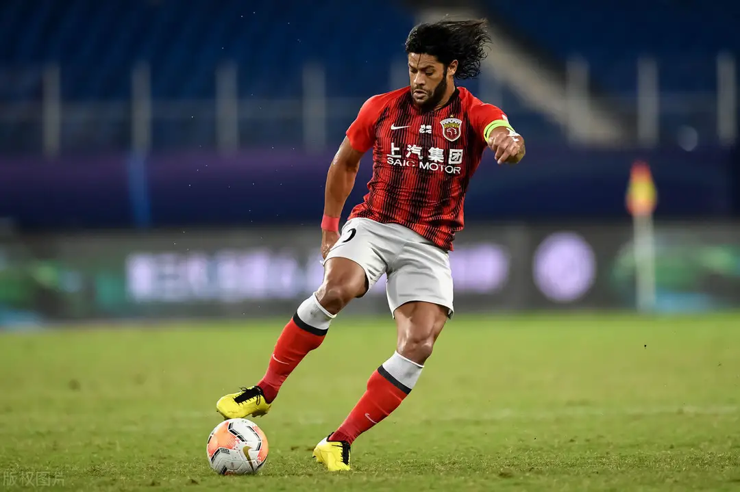 中超为什么没有点球（中超赛场再现激烈争执！世界名帅场边直指裁判怒斥：为何不给点球）-华海博客