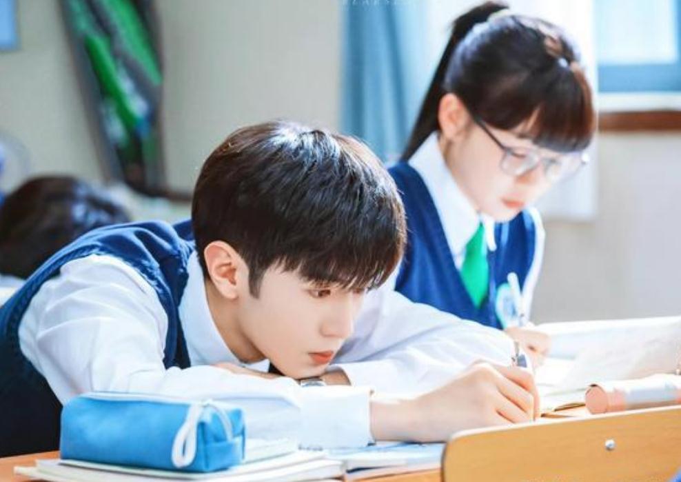 高中生需要“住校”吗？三类学生并不适合，成绩反倒可能下降