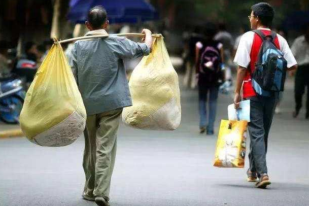 “回不去农村挤不进城市”，农村大学生的辛酸，真是现实且扎心