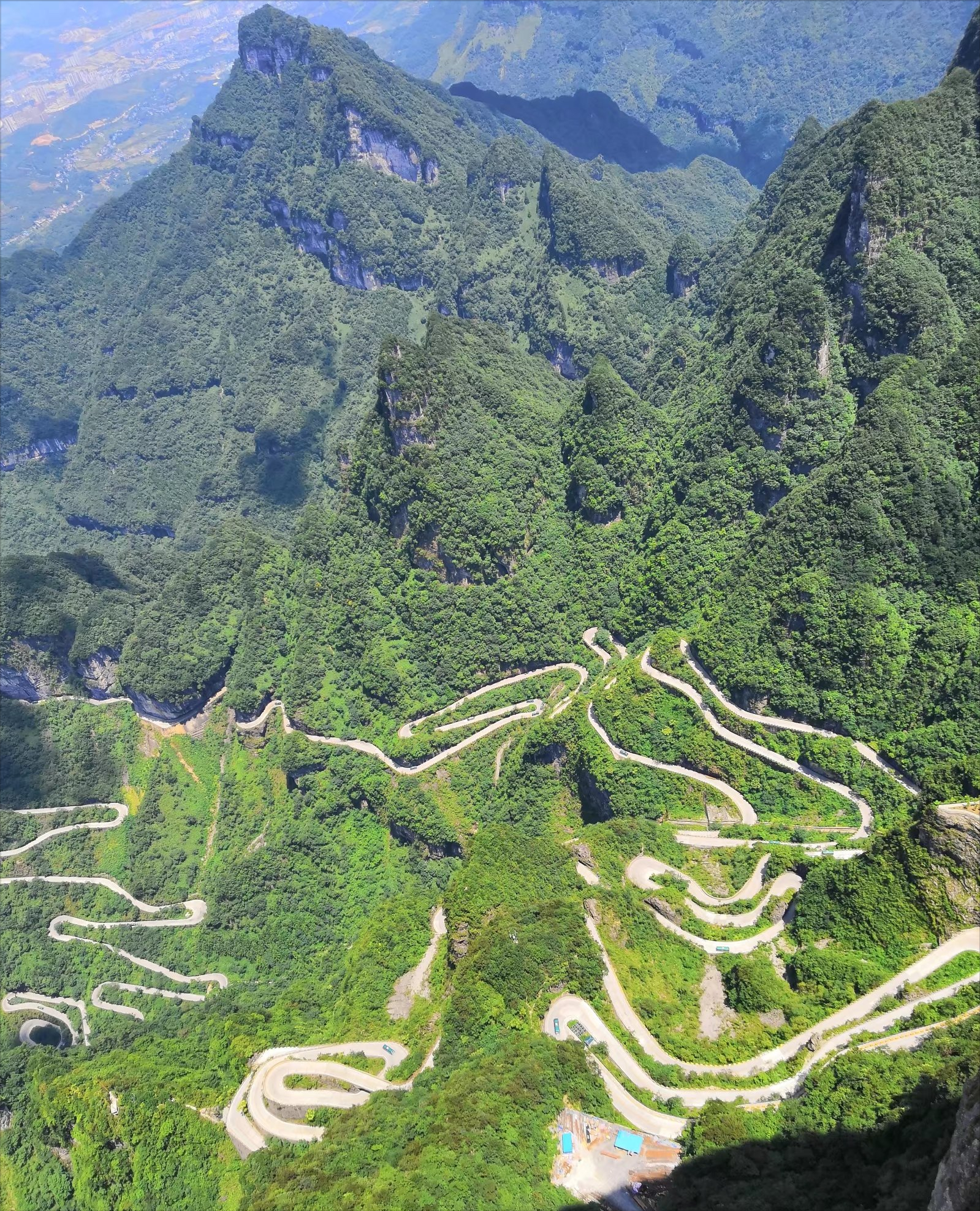 谓之"天下第一公路奇观"似玉带环绕被网民称为中国最美网红公路天门山