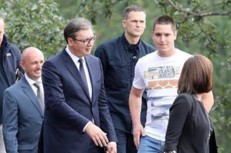 塞尔维亚总统和22岁儿子好温馨！儿子个子超过2米，比老爸都帅气