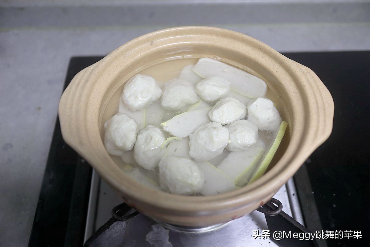 自制的鱼丸Q弹洁白，2道家常鱼丸汤，比饭店的还营养好喝实惠
