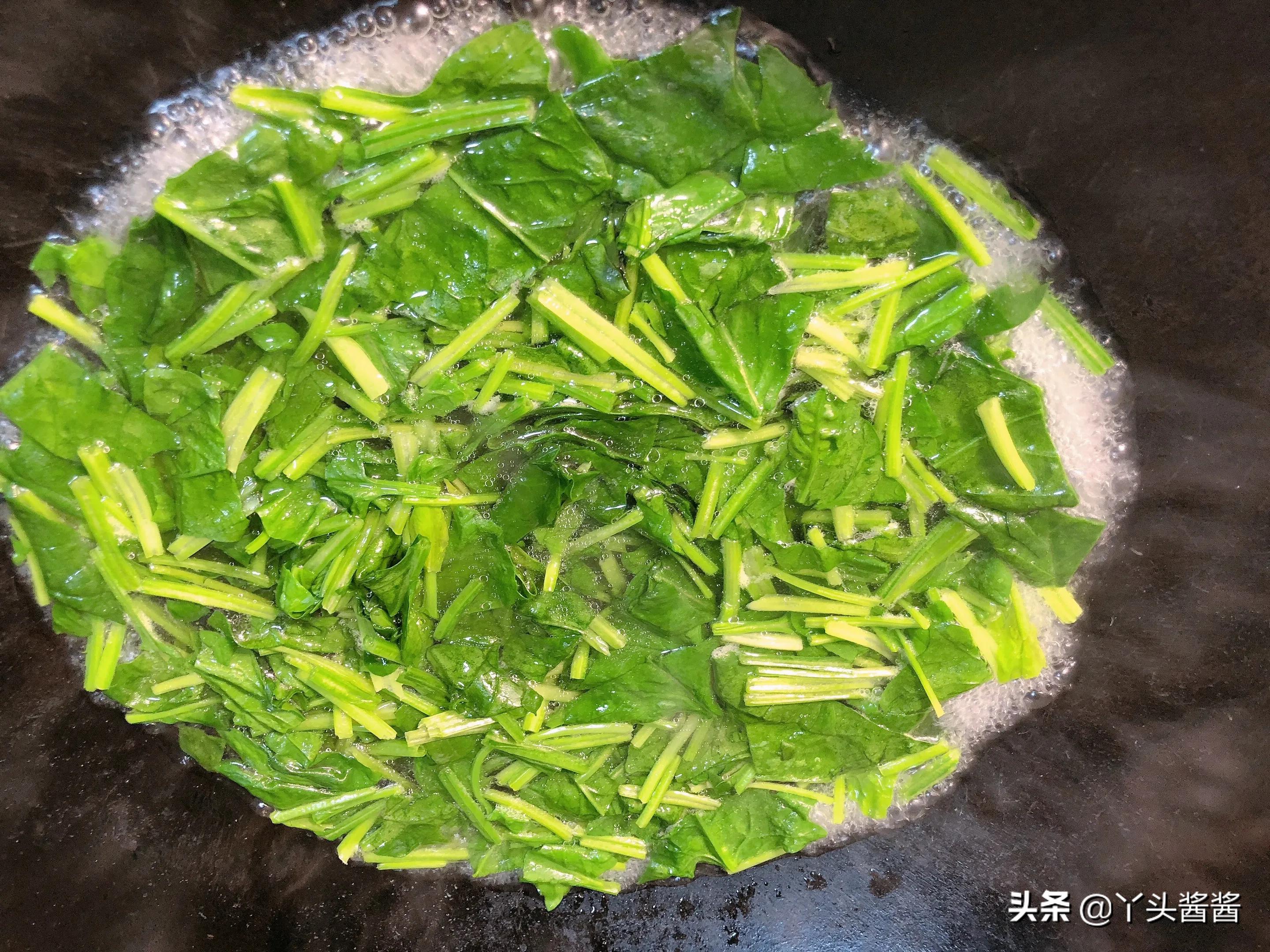 煮菠菜汤时，记住先做这“2步骤”鲜甜可口，喝一碗身上暖暖的