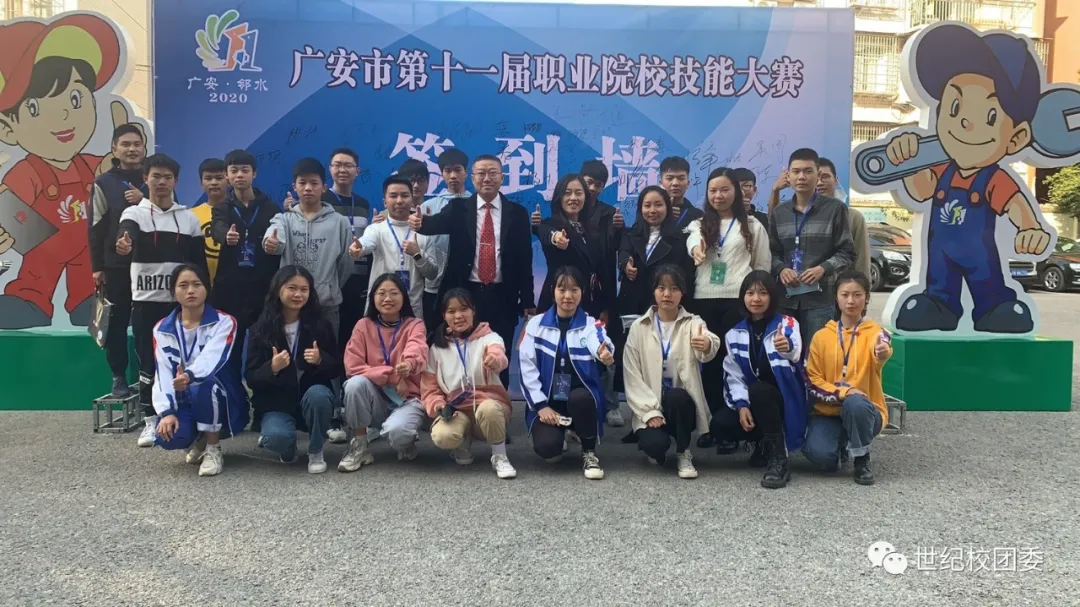 广安市世纪职业技术学校的刘萌怡同学以中职类全省第一名考入高校