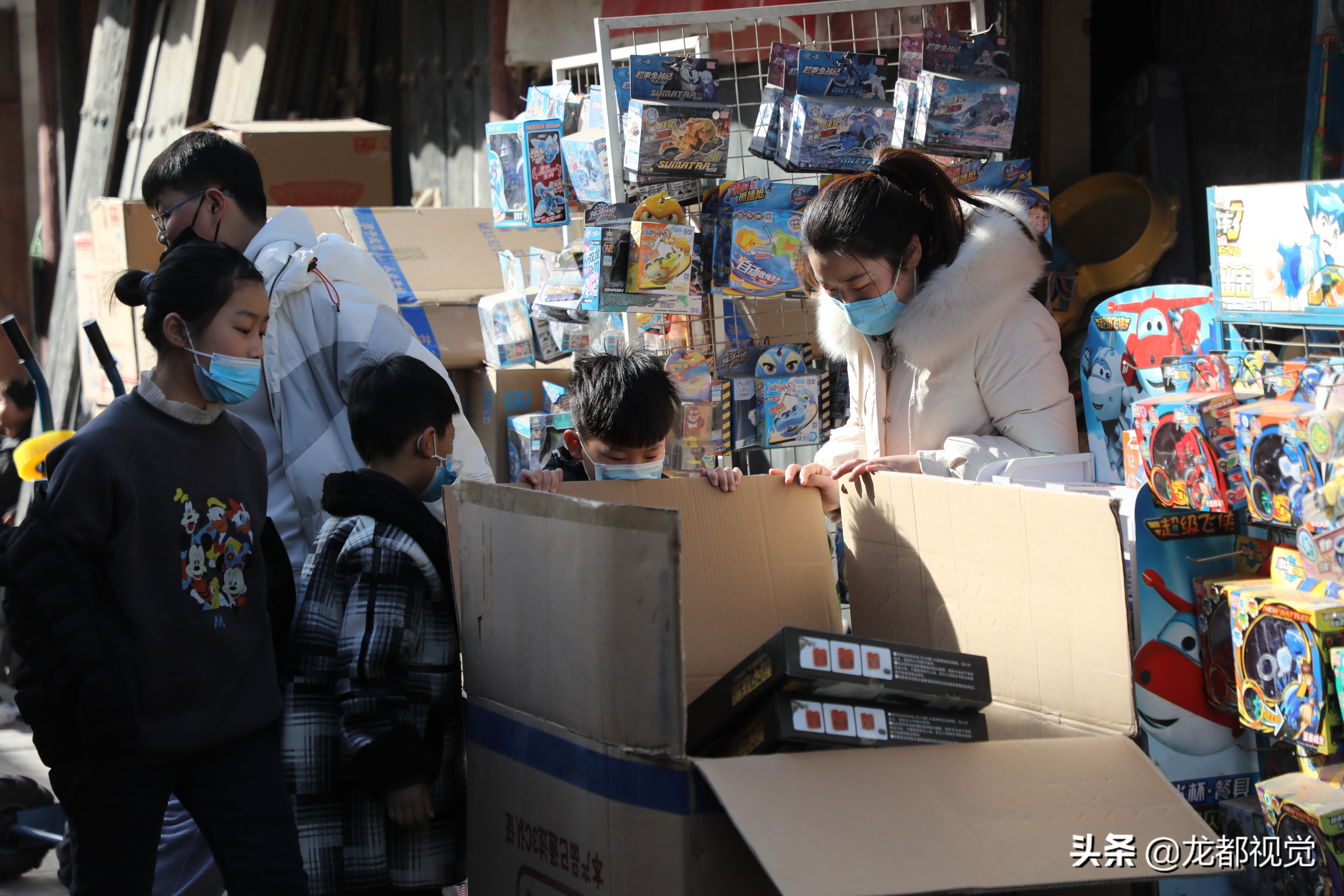 這些小店賣的東西是兒童最愛，趕集時小孩子們看到基本走不動