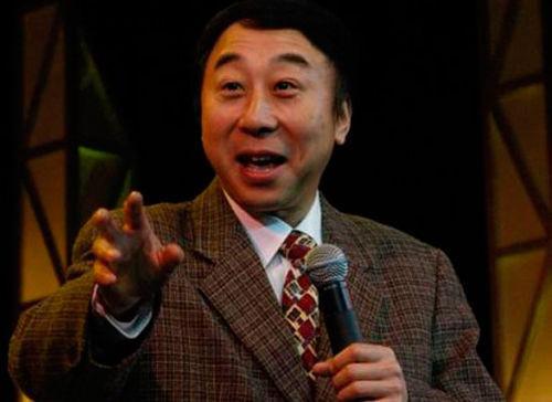 64岁冯巩：26岁娶初恋，携手38年，47岁被敲诈，儿子创业当老板
