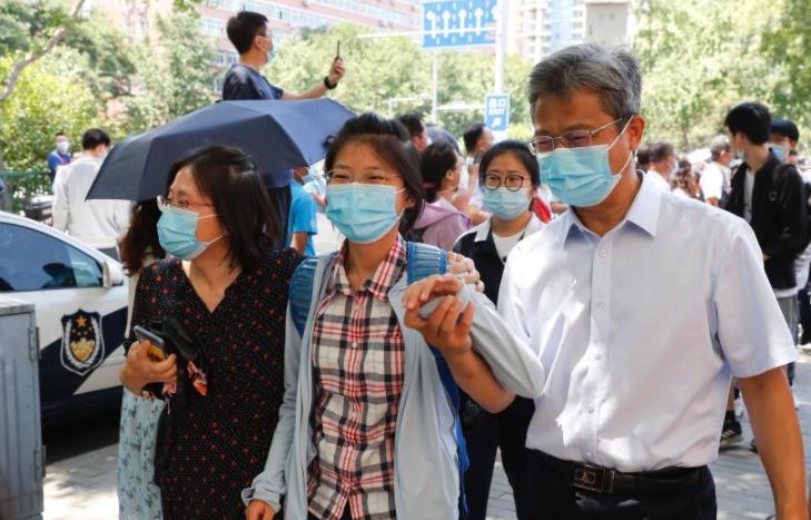 梦到自己参加高考（奶奶心系孙子高考成绩）