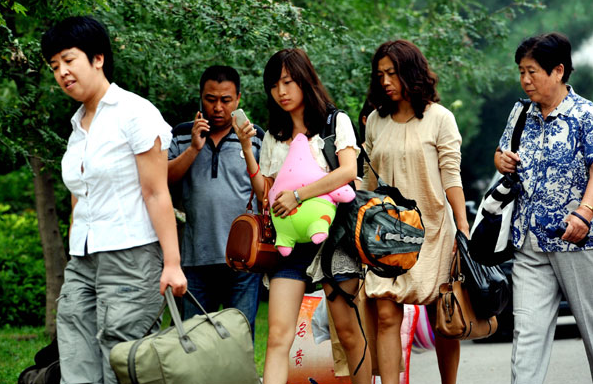 又是一年开学季，安徽财经大学迎新标语走红，每条都不让学生失望