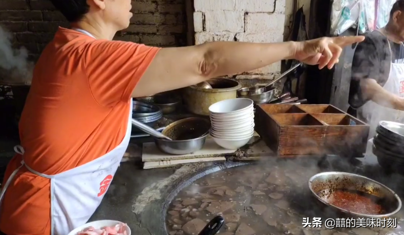 四川这家顶棚都破了的苍蝇馆子，靠2道菜火了快百年，外地人不吃