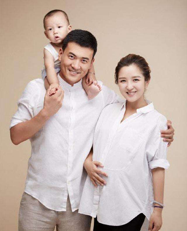 何洁灿烂情史：6个男人无缝衔接，5年生3孩