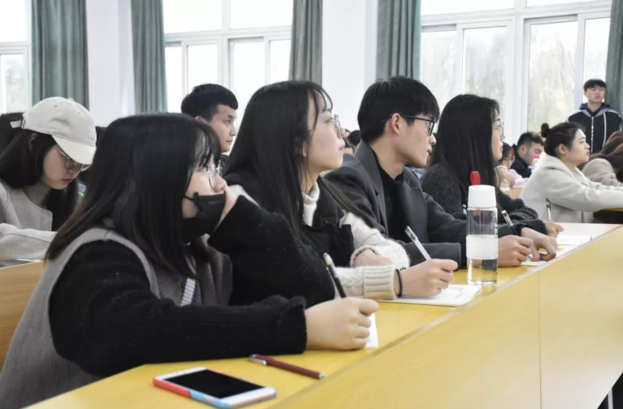 大一新生已经开学，而四川多所学校还在招生，超过130分就能报