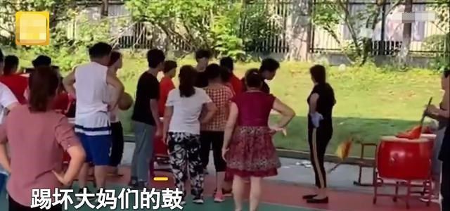 男篮世界杯为什么没人看(体育总局：男篮无缘奥运会老百姓不满意！网友：广场舞大妈表示无所谓！当篮球遇到广场舞，究竟谁该让着谁？)