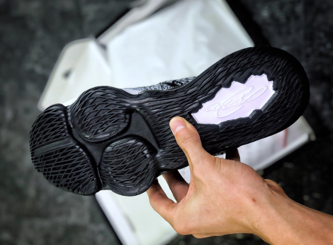 nike最高配置鞋（難怪被國際田聯調查！耐克最強跑鞋配置曝光，比老詹簽名鞋還豪華）