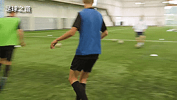 足球快速压迫对手需要什么（一堂完整的1v1压迫训练课）