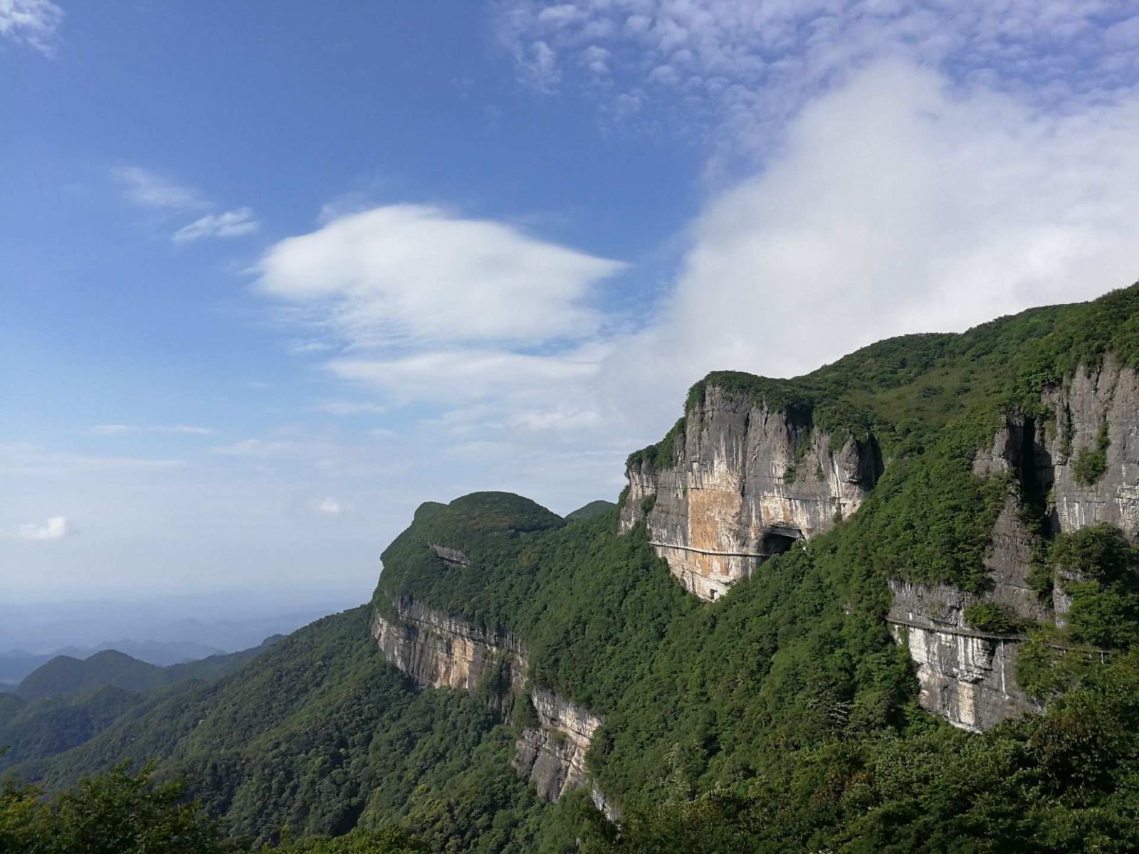 奇,幽,险,秀于一身,风景秀丽,气候宜人,旅游资源丰富,以其独特的自然