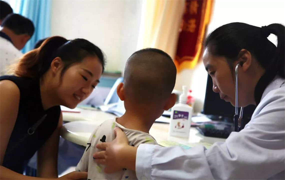 儿子脸型像“大猩猩”，妈妈调侃“长残了”，朋友提醒才知不对劲