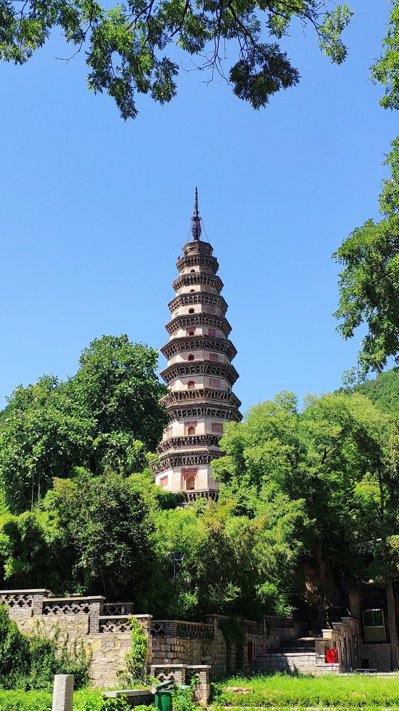 灵岩寺灵岩寺灵岩寺惠崇塔儿子问我,这个惠崇就是唐诗中"惠崇春江晚景