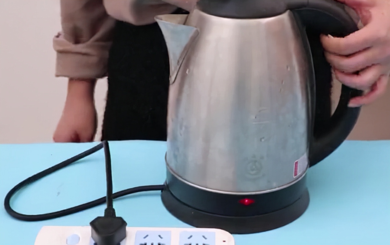 长期喝“电热水壶”烧的水，对身体有影响吗？医生：可别忽视