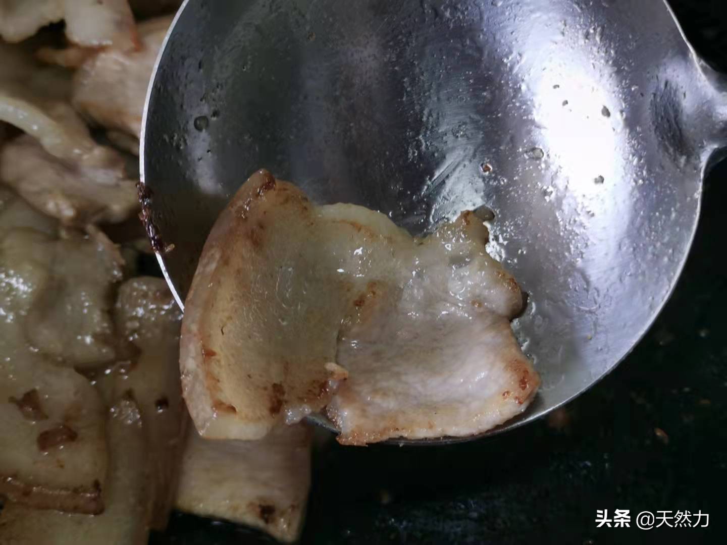 回锅肉怎么做才好吃？来看看传统的川菜做法，肥而不腻，真解馋