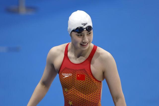 跳水女运动员泳衣怎么穿(女泳运动员都是平胸吗?游泳衣到底有多紧!