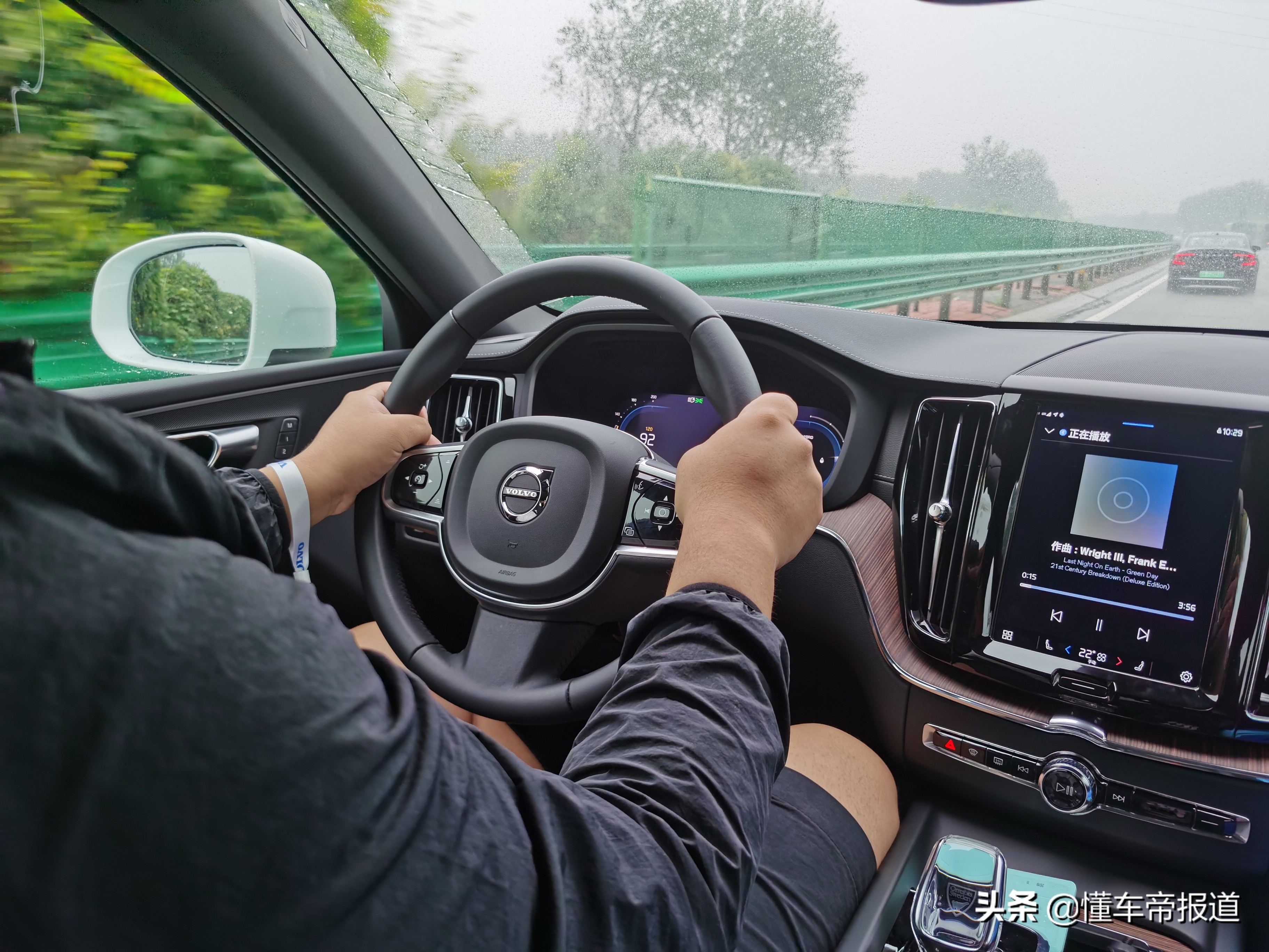 新车｜能加电能喝油，行驶质感大跃进！试驾沃尔沃XC60 RECHARGE