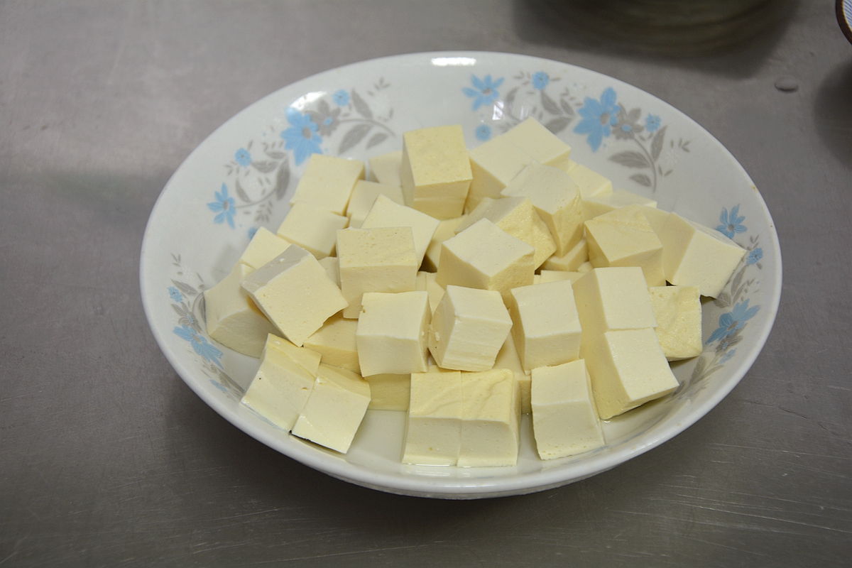 材料 准备好:韧豆腐一块,小葱1把;北方的豆腐分类较细,能分出10乐种