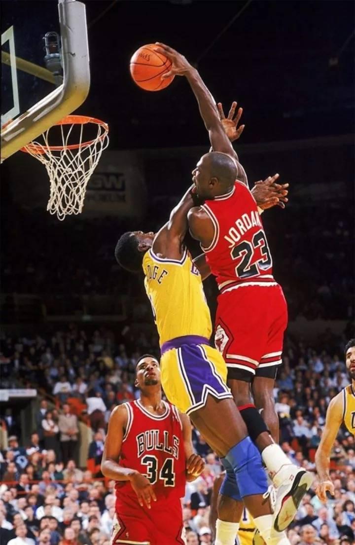 为什么nba老板给乔丹面子</h2>
<p>　　现在NBA选秀动不动就要先上来说谁的天赋如何？詹姆斯、锡安这样的状元秀，一出道就被冠以“天选之子”的名号，相比较而言，貌似乔丹当年就没有这样的待遇，难道是他的天赋比较一般？其实不然，乔丹拥有出色的身体素质，特别是他的弹跳能力和滞空时间放在整个NBA的历史长河之中，那也算是排前10名的级别。凭借着出色的弹跳，对手几乎不可能封盖巅峰时期的乔丹，飞人名号就这样产生了。</p>
<p>　　<img decoding=