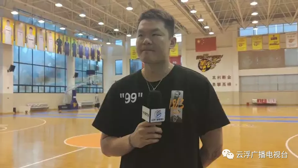 有哪个cba球员是云浮的（圆梦！云浮独臂篮球少年张家城走进CBA球队！）