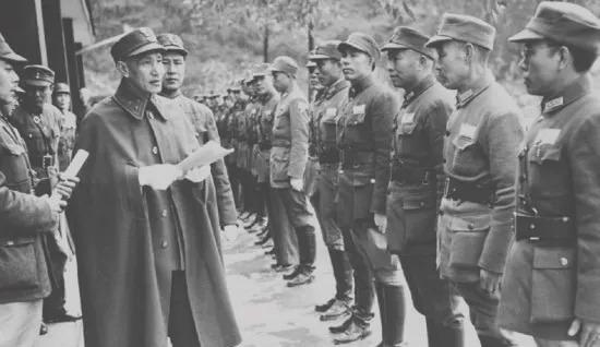 1926年短暂商谈后，老蒋调转枪口，是谁诱导他铁了心与中共为敌？