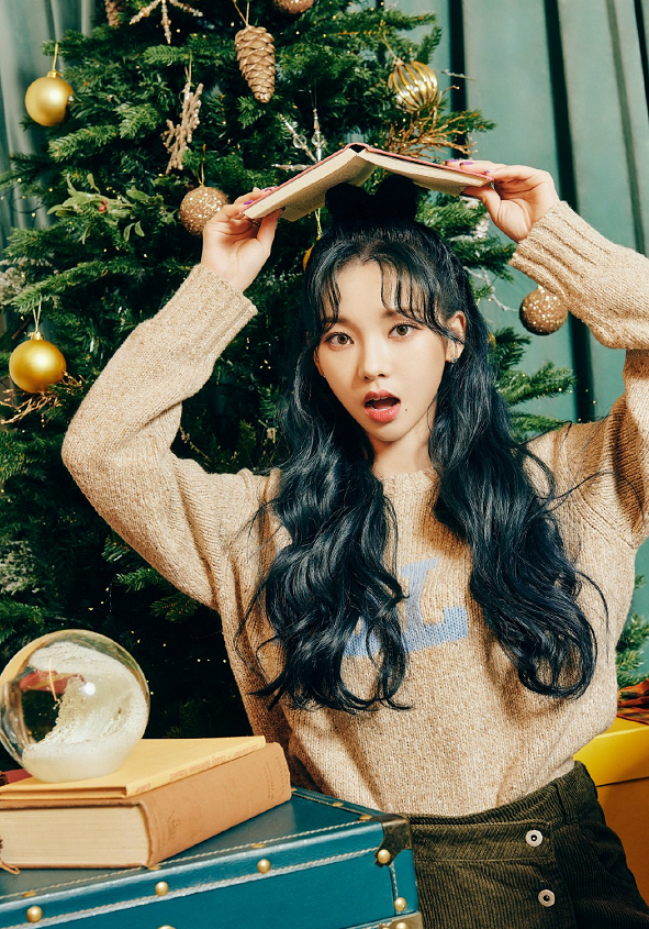 女爱豆与圣诞树,iu的略显粗糙,jennie的圣诞树好豪华