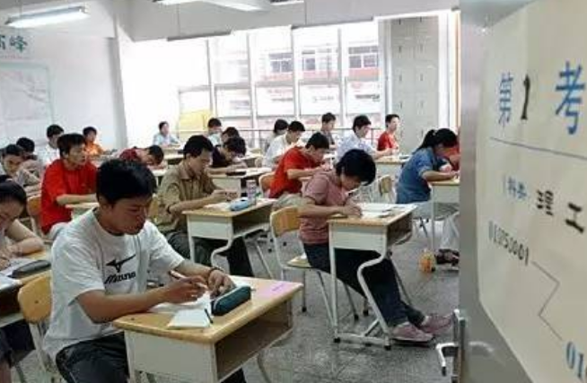 高考考生答题失误，请求“更换”答题卡遭无视，央求半小时也无用