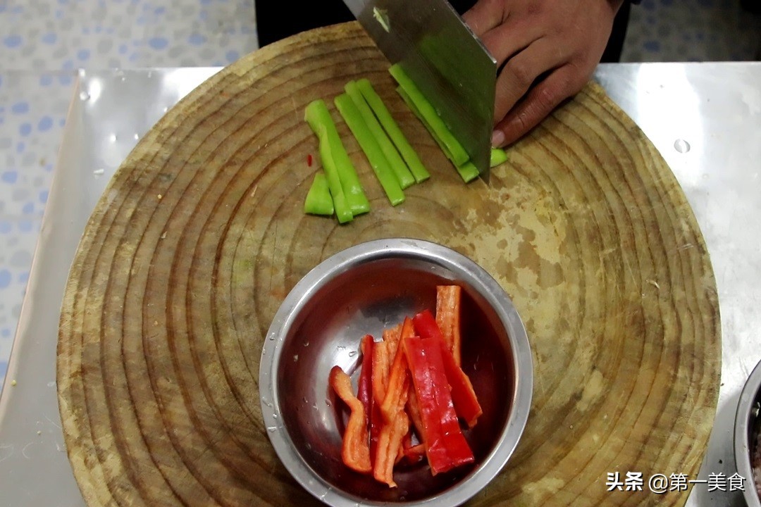 厨师长教你鱼香茄子正宗做法，茄子不吸油不出水，香软入味真下饭