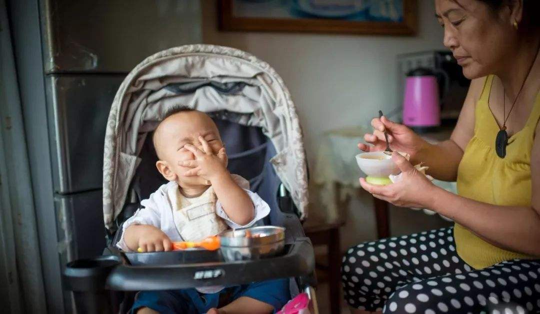 婴儿吃辅食的最佳时间（孩子几个月可以吃辅食）