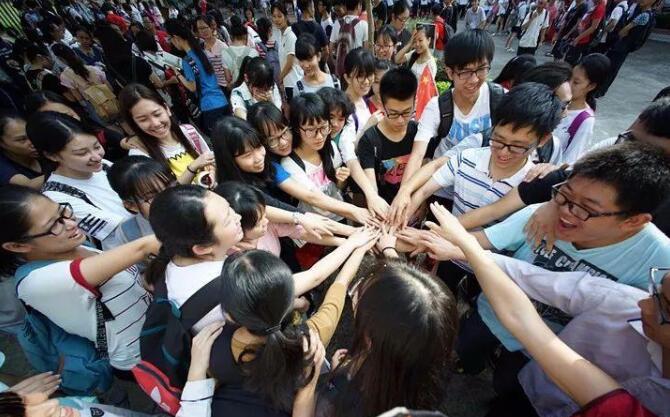 大学生“恶臭生活”曝光，自断前程变“廉价品”，可谓自作自受