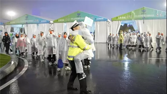 【8点见】警方回应“男子开兰博基尼逆行中辱骂路人”