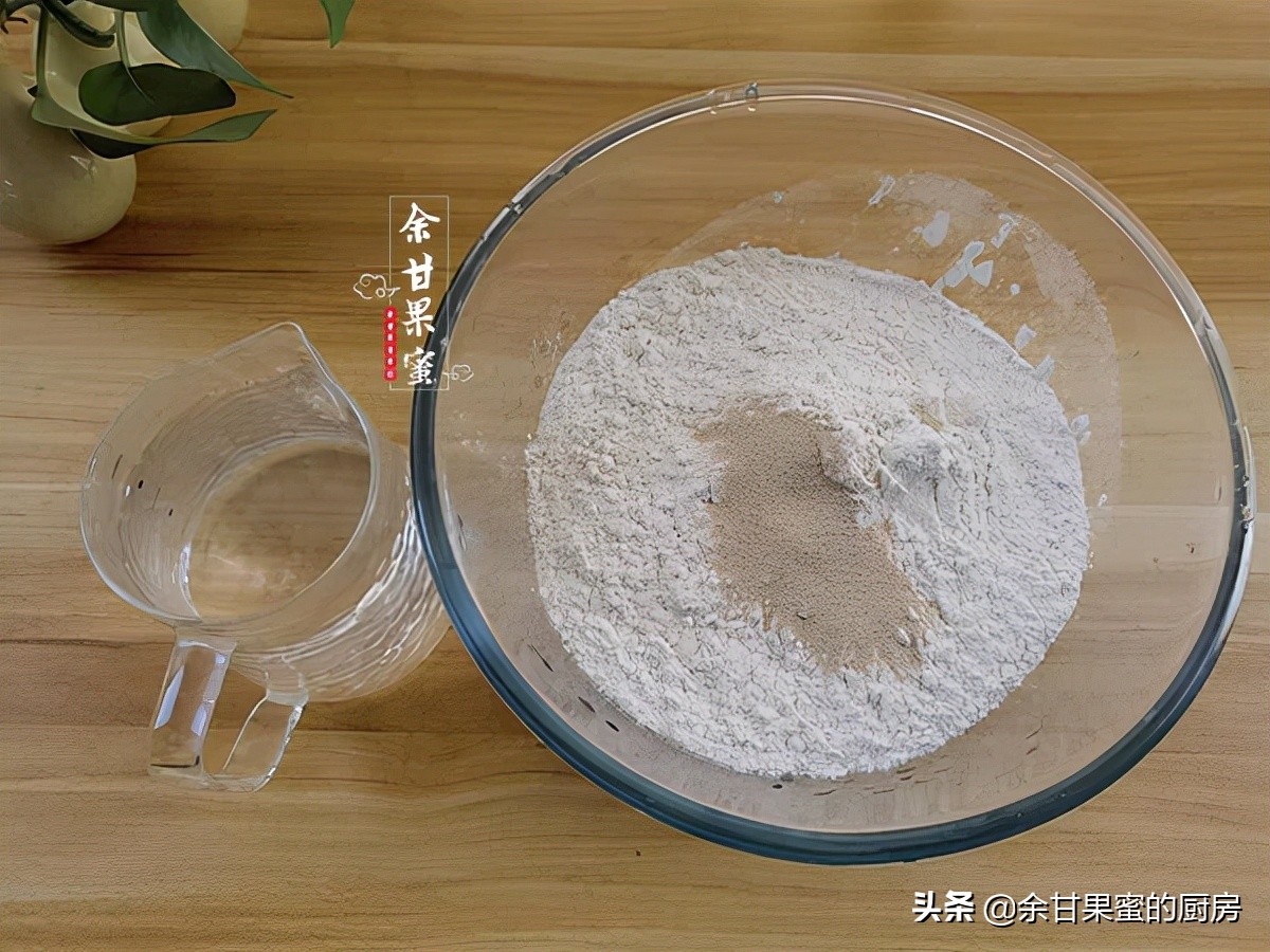 天冷了，用这方法制作发面团，加点红豆同蒸，早餐面食轻松上桌