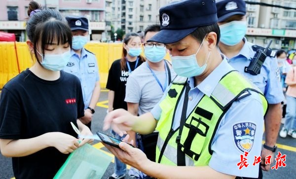 感动！开绿色通道，全程护送，他们让考生顺利进了考场