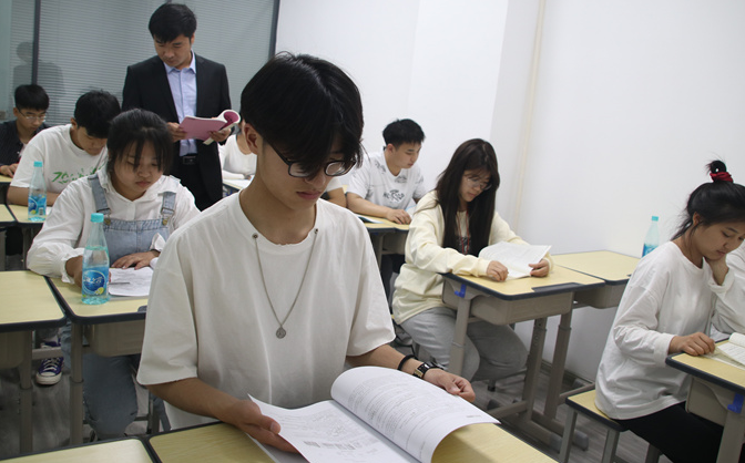 越来越多高中生放弃英语，报名日语班，原来高考还可以这样