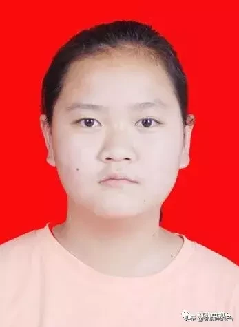弥勒这几十名少年，真棒！有你母校的吗？