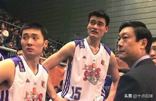 nba为什么和中国闹翻(当年姚明和刘炜为什么会因劳资合同反目？一条短信引发的相互误解)