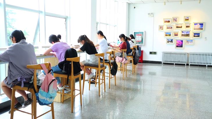 培养一个本科大学生，四年下来会花多少钱，看完方知父母的不易