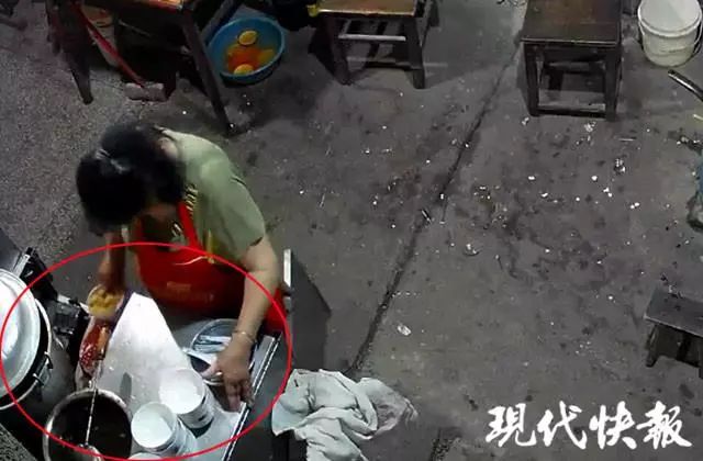 太恶心了！汤圆店将顾客吃剩汤圆回锅出售，监控全拍下