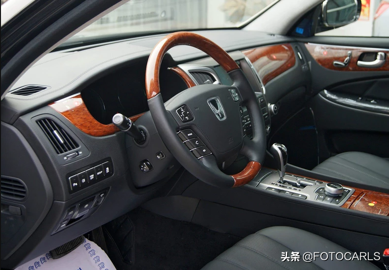 128万总统座驾，现代雅科仕5.0L V8旗舰实拍，网友：差红旗太多了